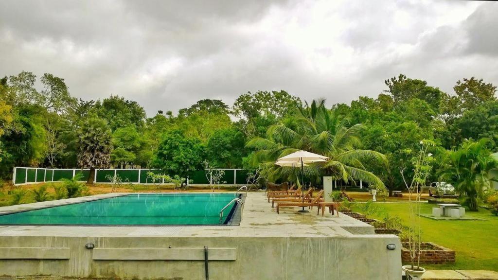 Saji-Sami Hotel Anuradhapura Bagian luar foto