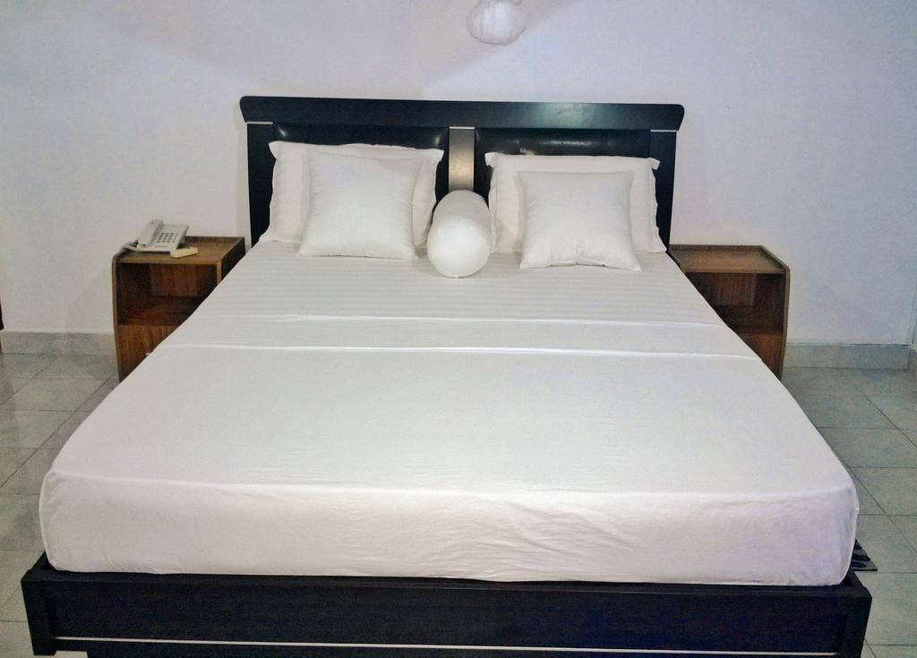 Saji-Sami Hotel Anuradhapura Bagian luar foto