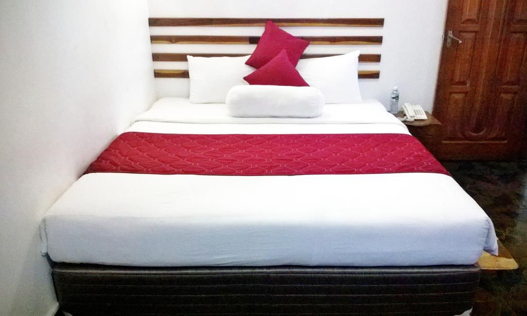 Saji-Sami Hotel Anuradhapura Bagian luar foto