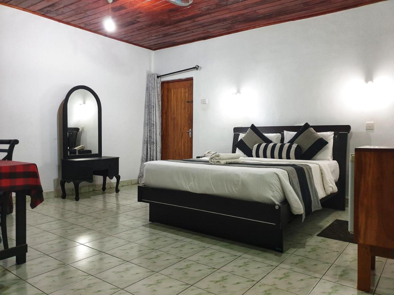 Saji-Sami Hotel Anuradhapura Bagian luar foto