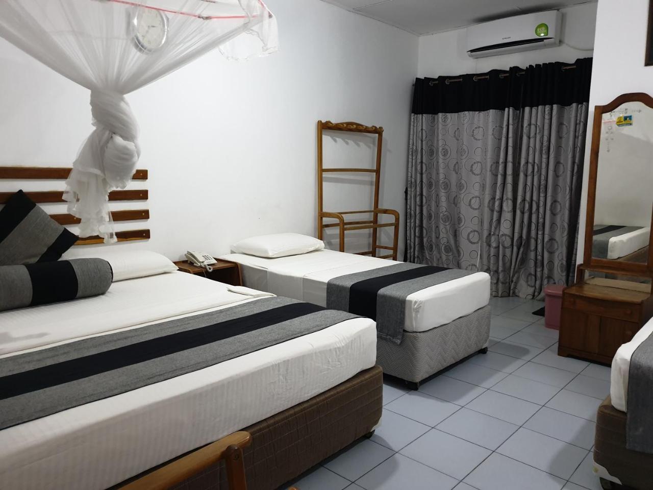 Saji-Sami Hotel Anuradhapura Bagian luar foto