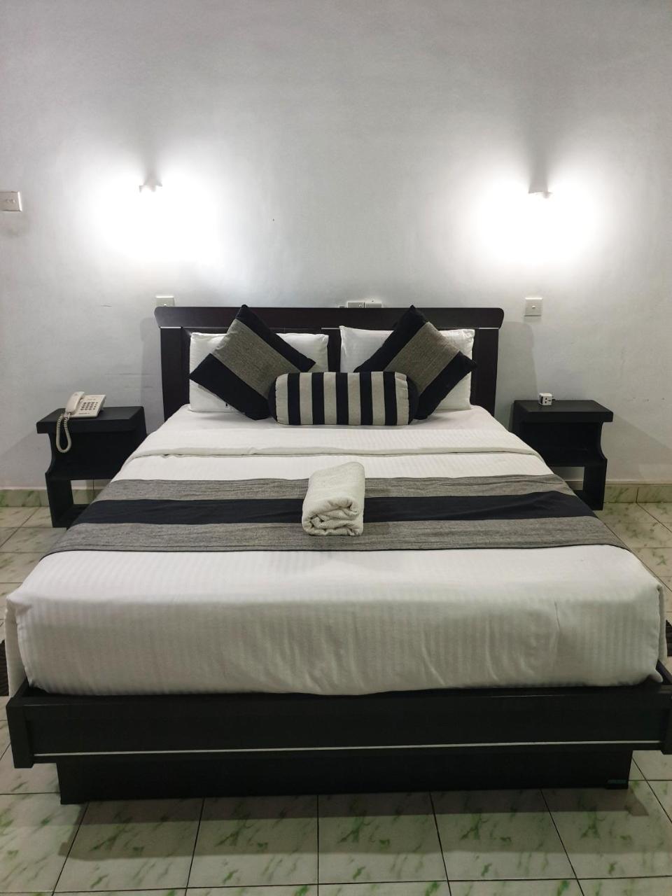 Saji-Sami Hotel Anuradhapura Bagian luar foto